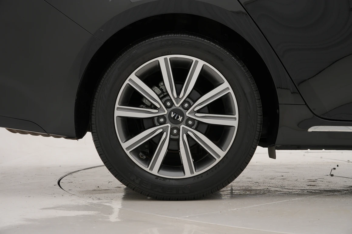 Kia K5 - Фото 16