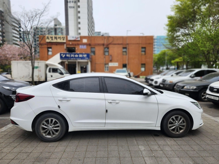 아반떼 중고차 시세 대상 차량 더 뉴 아반떼 AD 측면