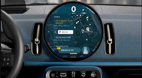 2세대 미니 일렉트릭(J01) 원형 OLED 디스플레이의 내비게이션 화면