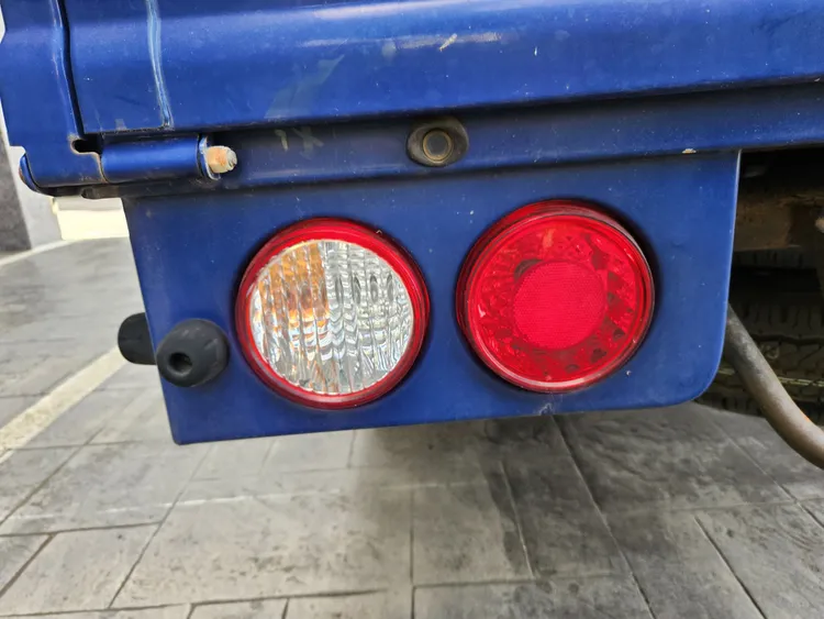 Bongo 1-ton 8 26