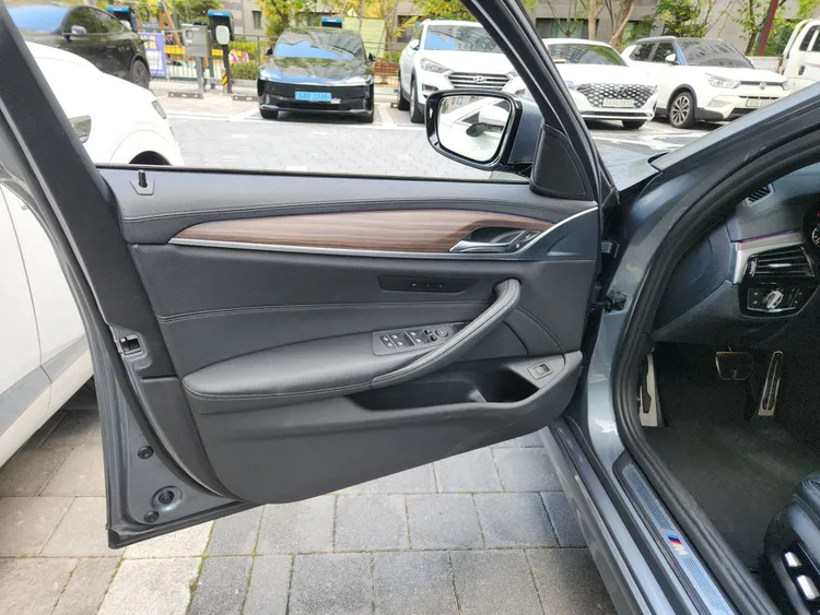 BMW 5 Series (G30) 35
