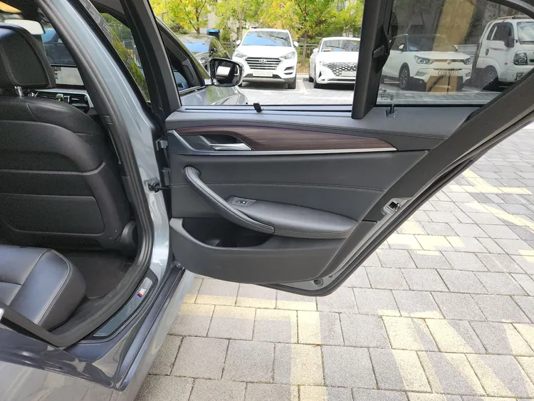 BMW 5 Series (G30) 39