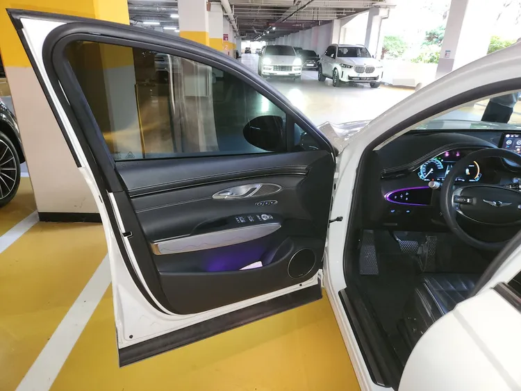 Genesis GV70 11