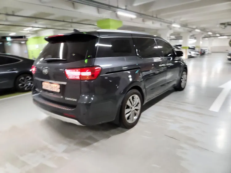 Kia Carnival 8