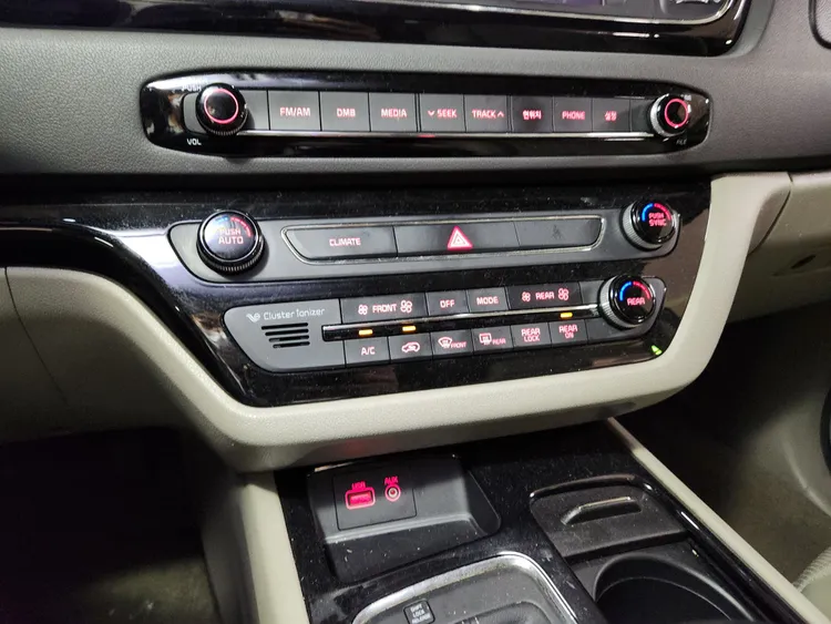 Kia Carnival 16