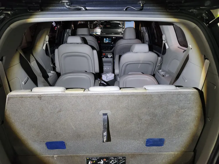Kia Carnival 8