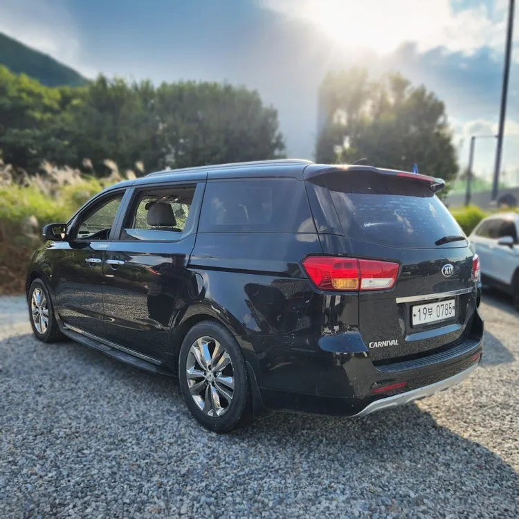 Kia Carnival 5
