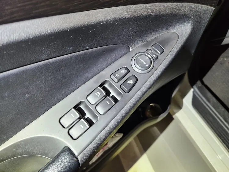 Hyundai YF Sonata 16