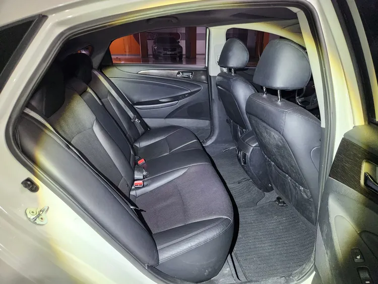 Hyundai YF Sonata 11