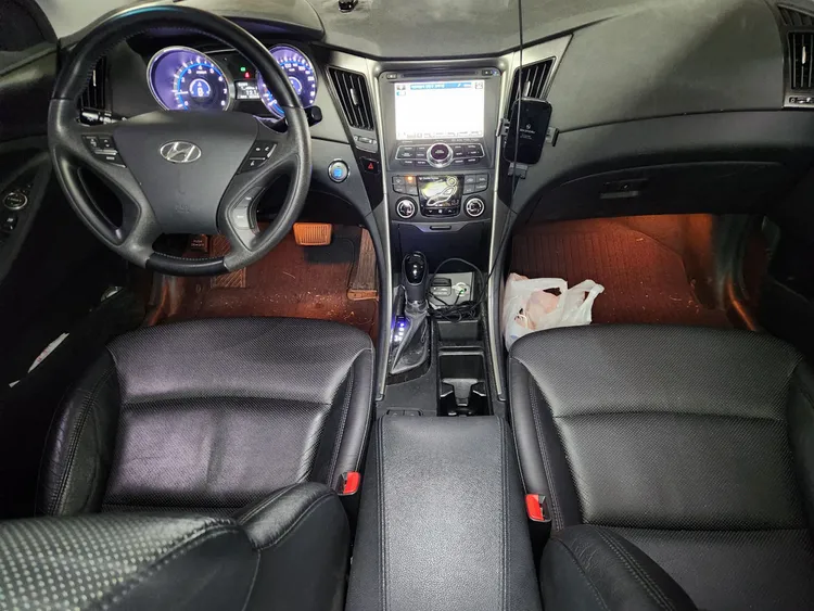 Hyundai YF Sonata 12