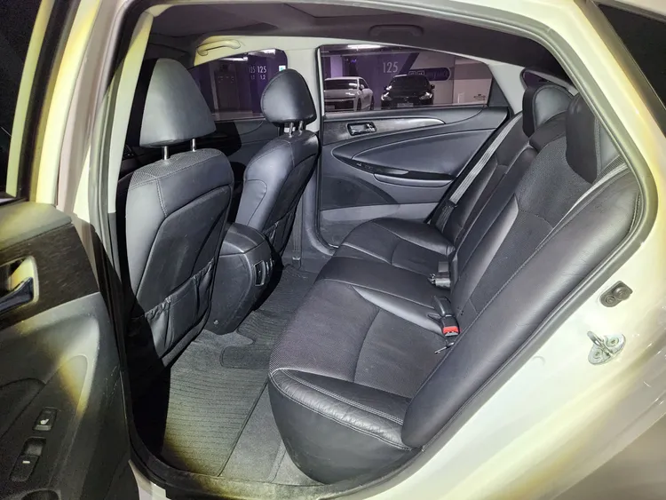 Hyundai YF Sonata 9