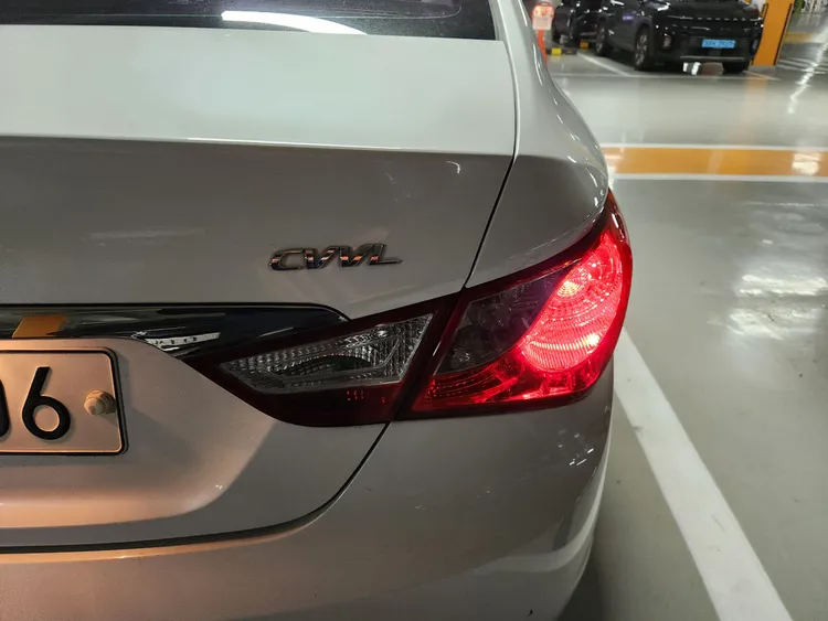 Hyundai YF Sonata 28
