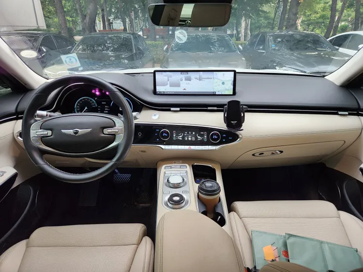 Genesis GV70 10