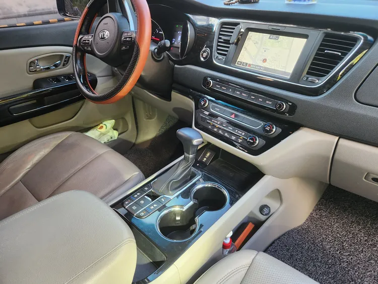 Kia Carnival 8