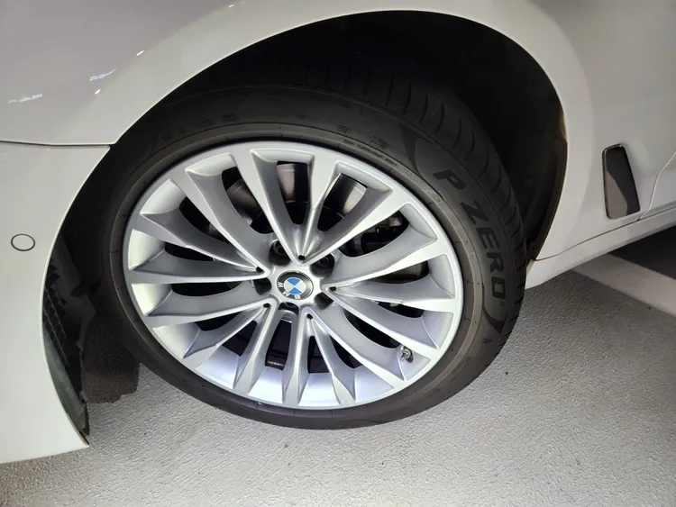 BMW 5 Series (G30) 32