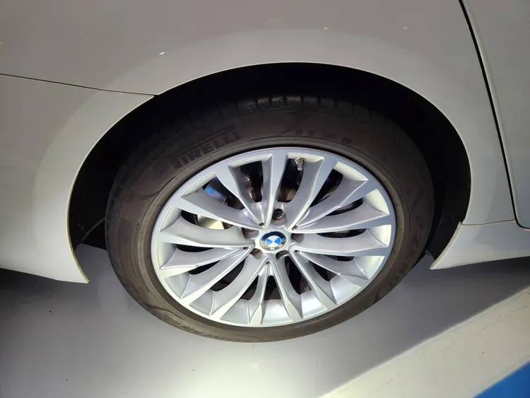 BMW 5 Series (G30) 34