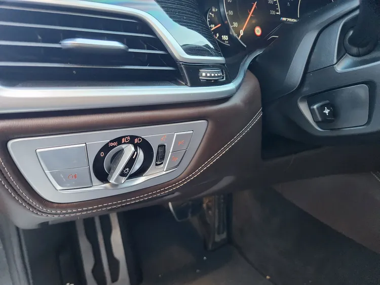 BMW 7 Series (G11) 32