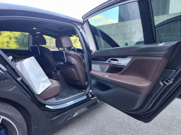 BMW 7 Series (G11) 17