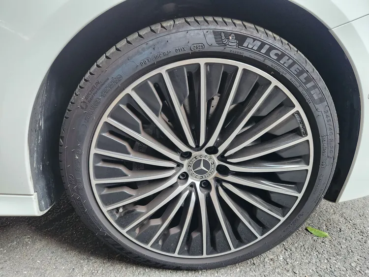 Mercedes E-Class (W214) 32