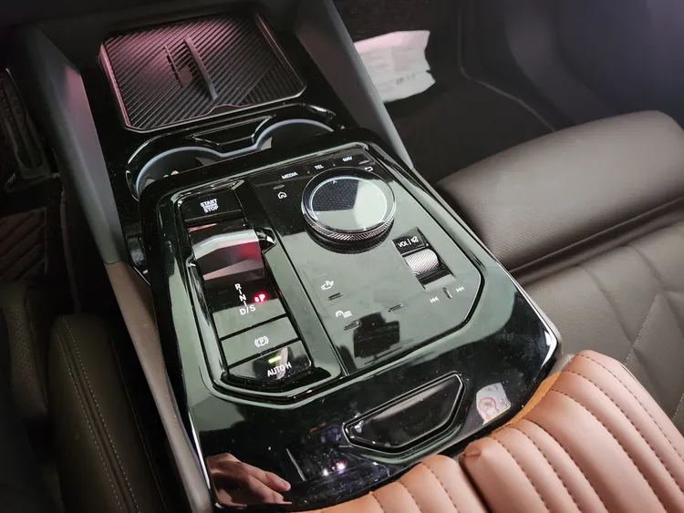 BMW 5 Series (G60) 19