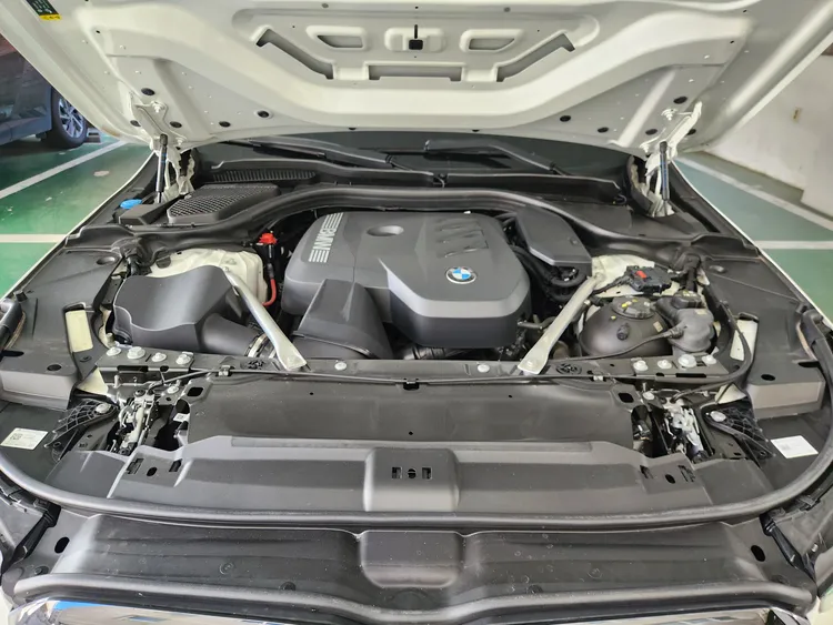 BMW 5 Series (G60) 36