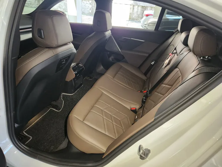 BMW 5 Series (G60) 12