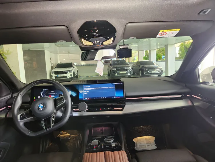 BMW 5 Series (G60) 13