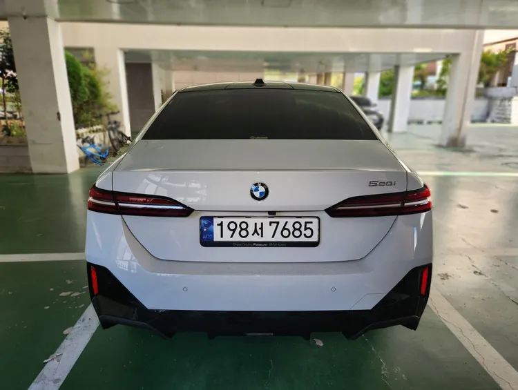 BMW 5 Series (G60) 4