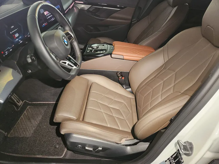 BMW 5 Series (G60) 10