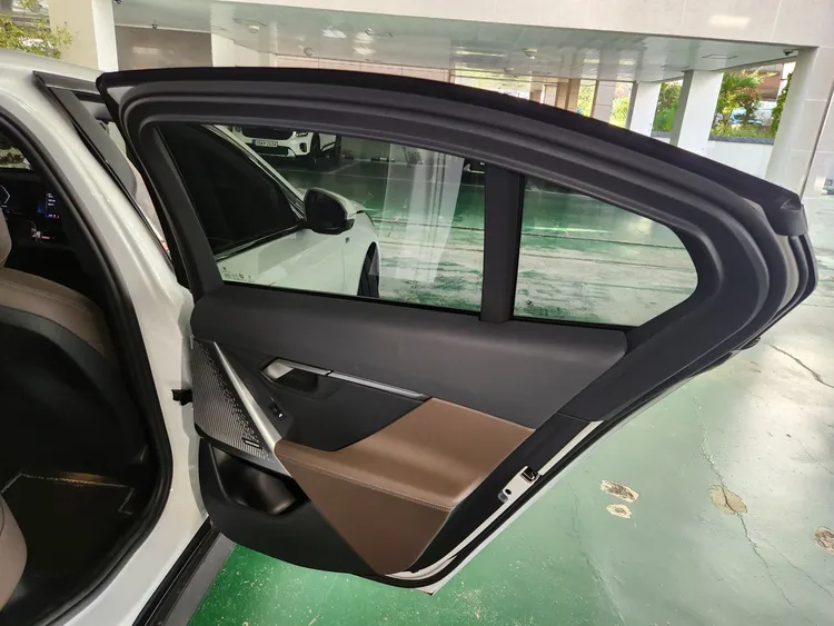 BMW 5 Series (G60) 31