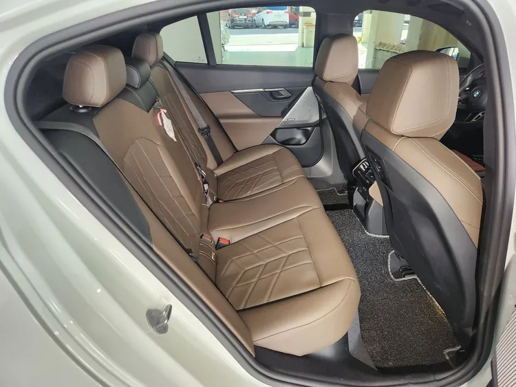 BMW 5 Series (G60) 14