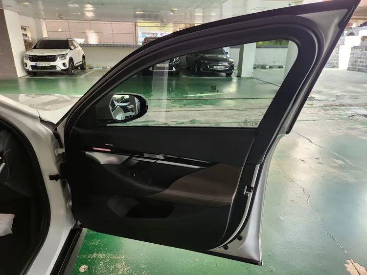 BMW 5 Series (G60) 32