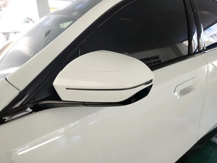BMW 5 Series (G60) 35
