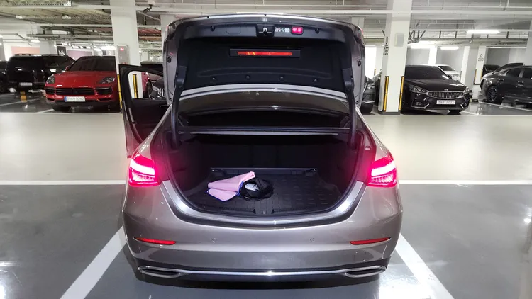Mercedes C-Class (W206) 10