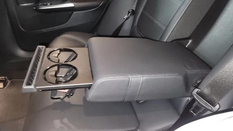 Mercedes C-Class (W206) 31
