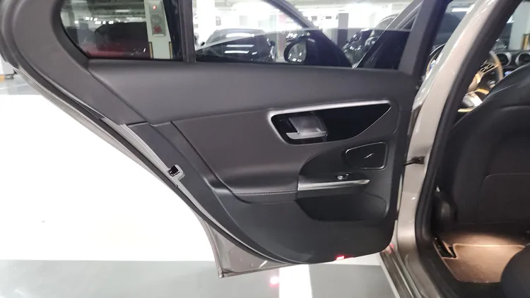 Mercedes C-Class (W206) 33