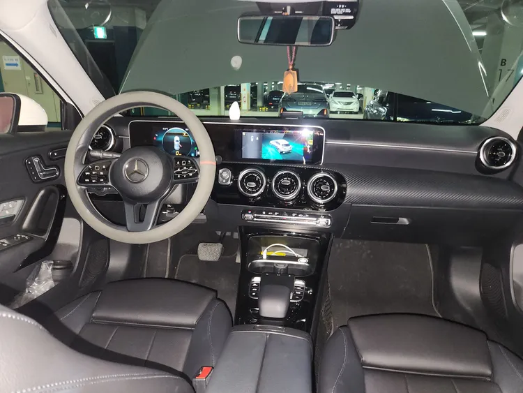 Mercedes A-Class (W177) 12
